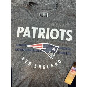 NWT NFL Apparel New‎ England Patriots Dri-Fit Football Logo Shirt Men's Small